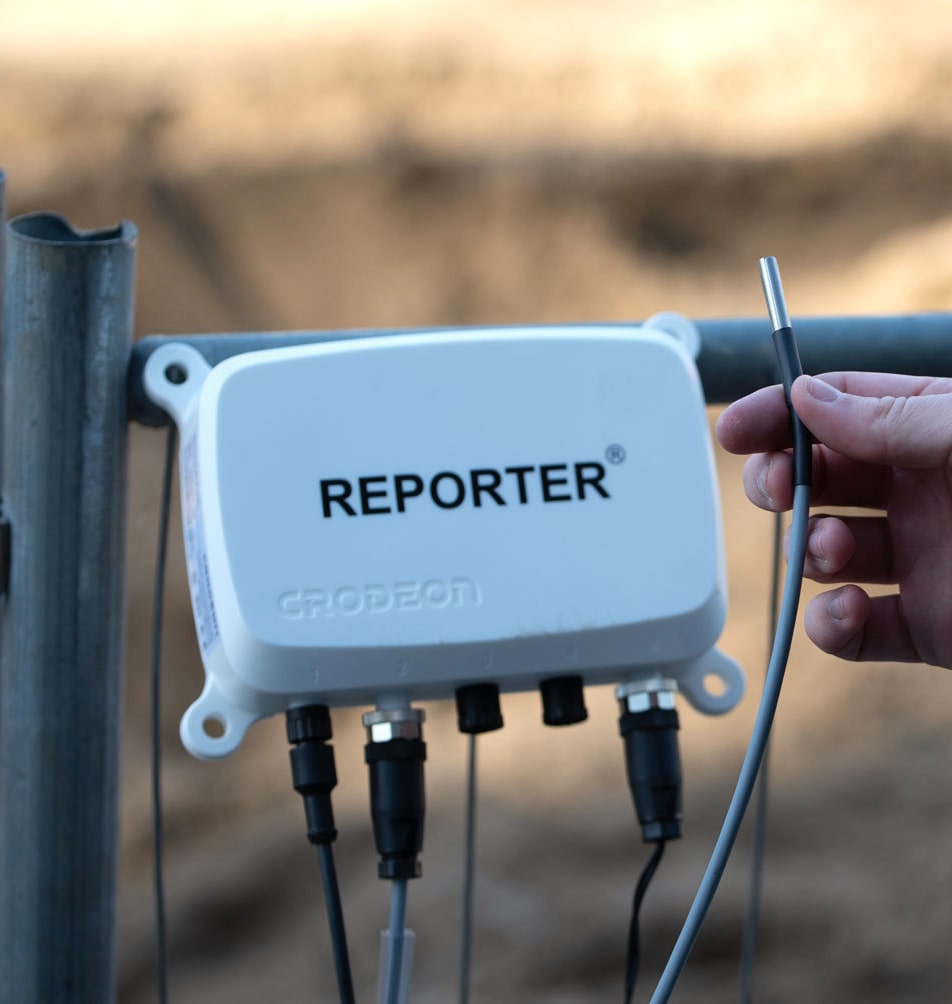 Reporter on a fence with temperature sensor
