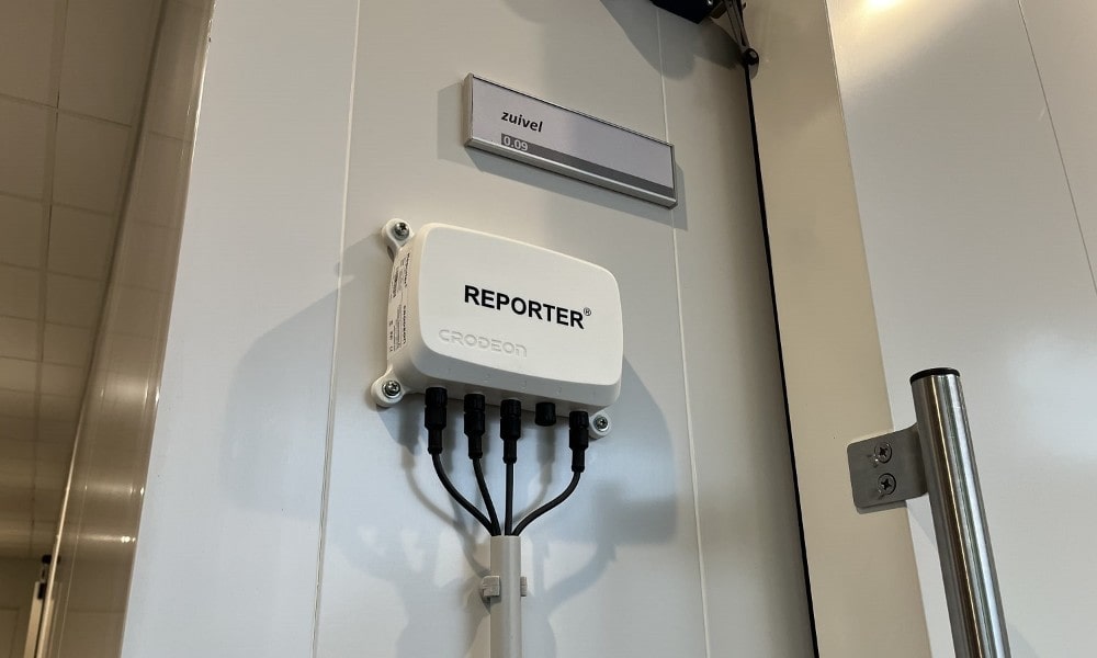 Charger la vidéo : La surveillance des chambres froides protège le contenu précieux de votre chambre froide, de votre réfrigérateur ou de votre congélateur.