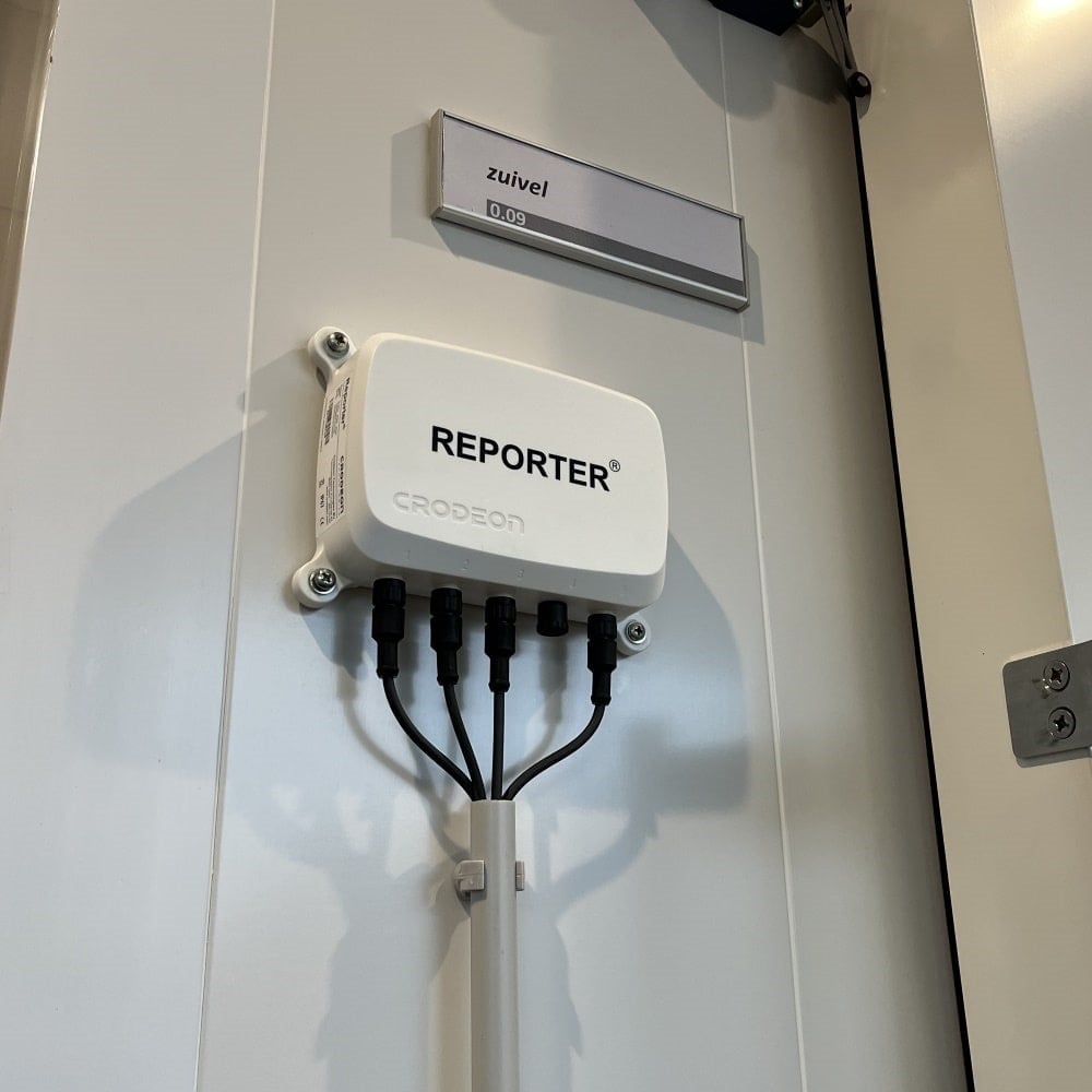 Reporter mounted outside of a refrigerator