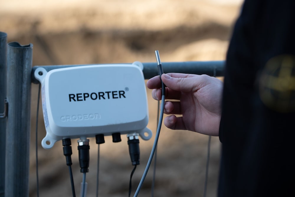 Reporter mounted on a fence